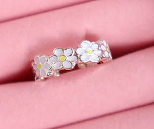 DAISY CHAIN RING IN BUNNY BOX