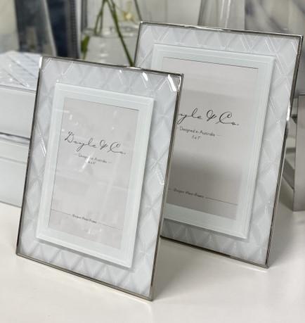 WHITE GLASS PICTURE FRAME 4 X 6